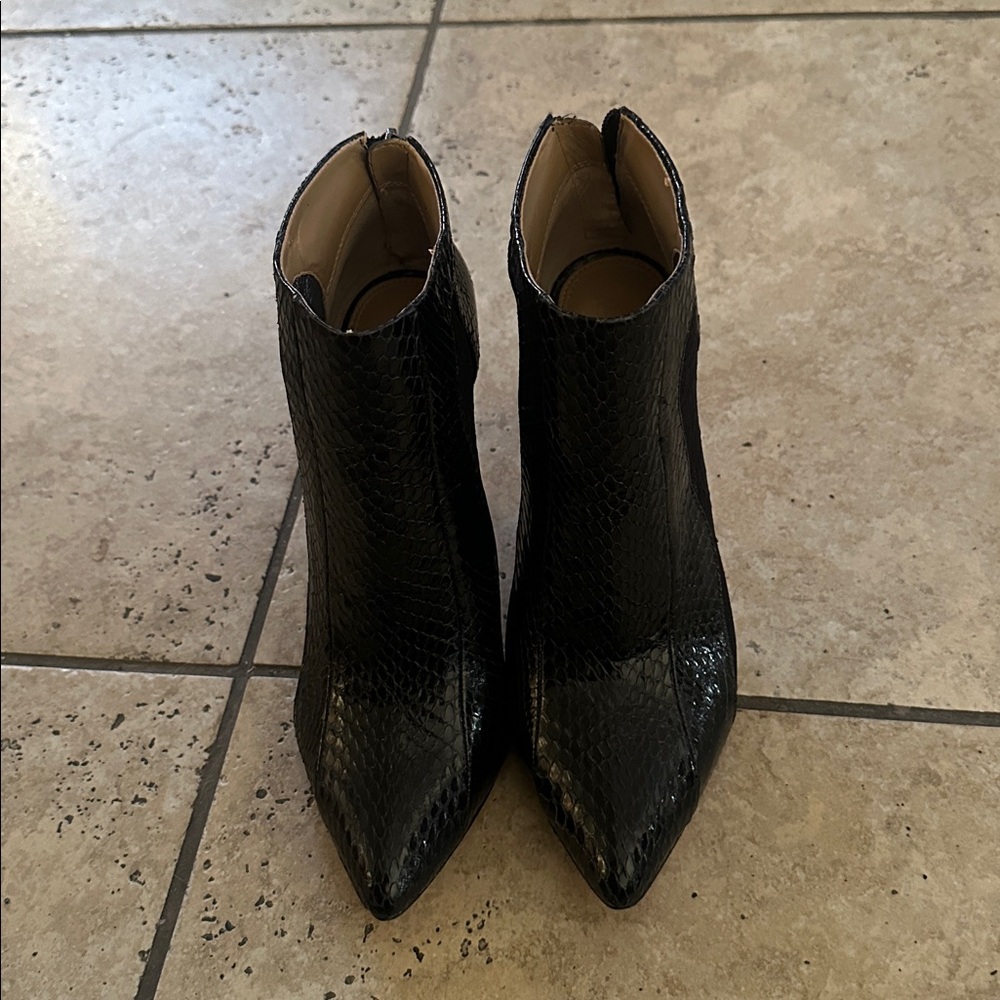 BCBG Max Back Snakeskin w/ lace Ankle Boots W 10